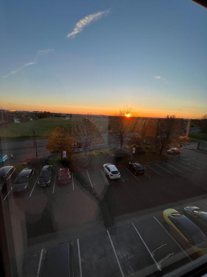 Aeropartment & Aerotel, London Heathrow Airport, Terminal 4, Ev Stations & Cheap Parking On Site! Hillingdon Exterior foto